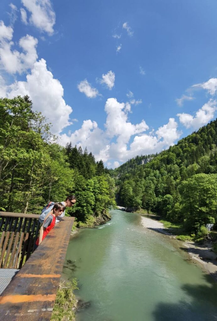 Aussichtsplattform auf die Großache auf dem Schmugglerweg Kössen