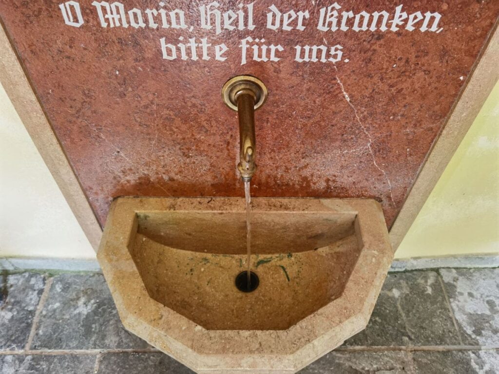 Das Heilwasser entspringt am Klobenstein, in der Lourdes Kapelle kannst du es abfüllen