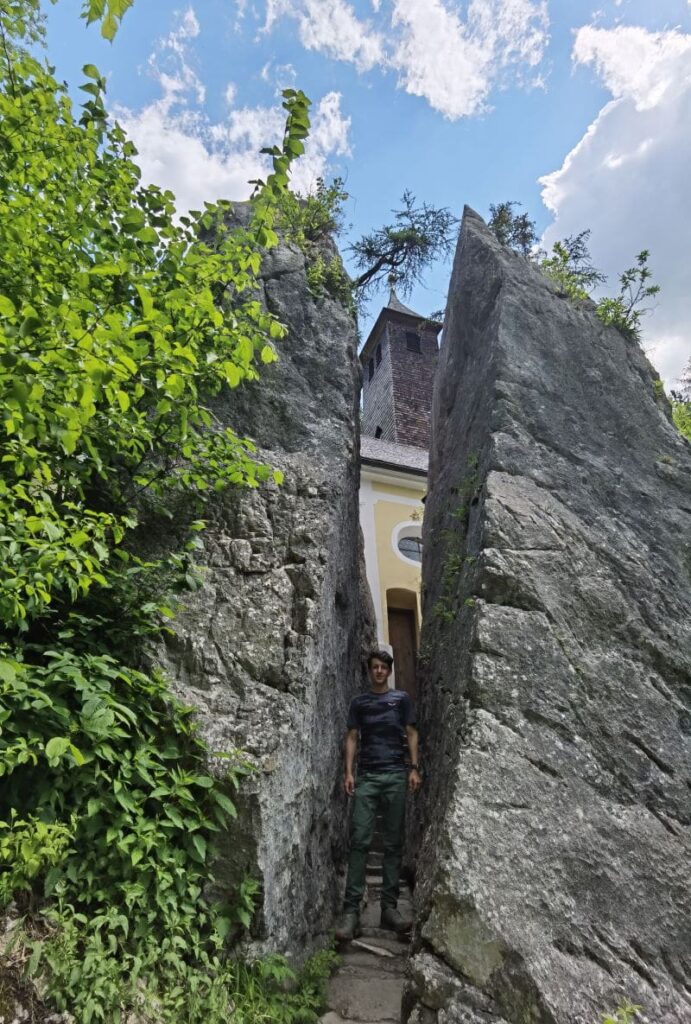 Klobenstein Kössen - der gespaltene Felsen bei der Kirche