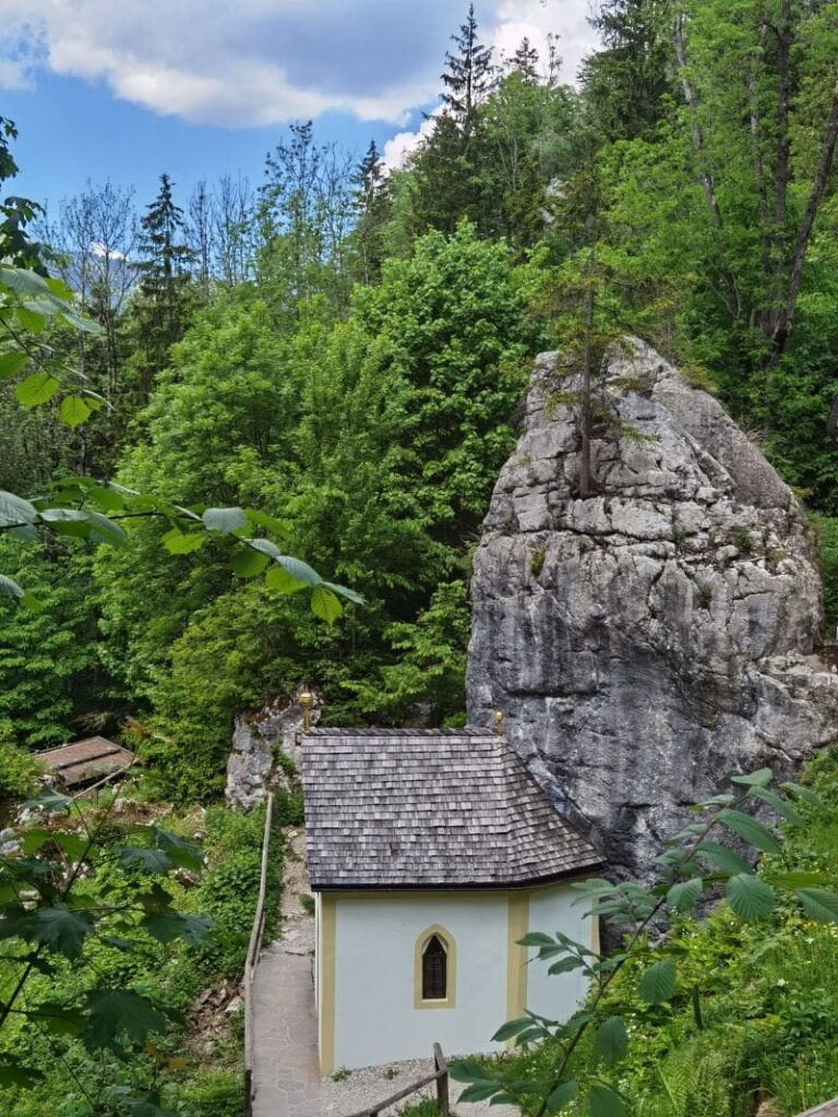 Imposante Kapelle am Klobenstein - hier ist der Brunnen mit dem Heilwasser