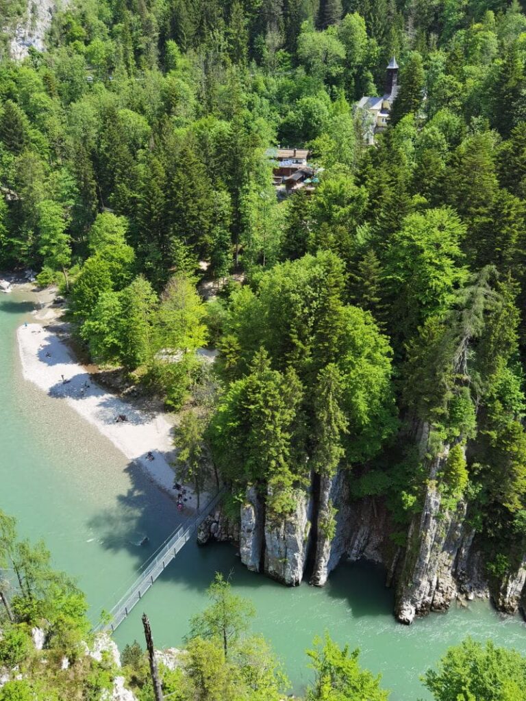 Klobenstein Schmugglerweg Aussichtspunkt: Von hier schaust du hinunter zur Hängebrücke