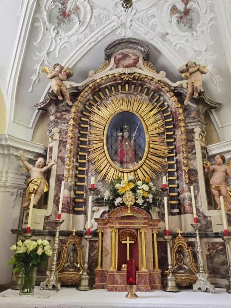 Maria Klobenstein - der prunkvolle Altar in der Mariahilfkapelle