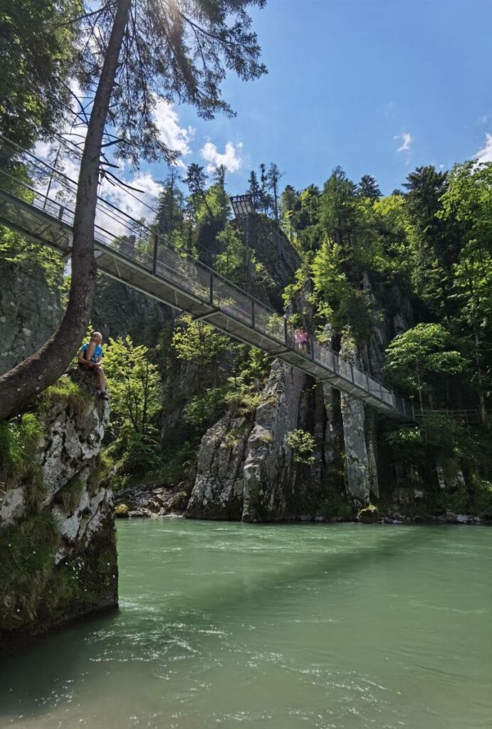 Die spektakulärste Stelle am Schmugglerweg - die Hängebrücke bei der Entenlochklamm + oben im Bild die Aussichtsplattform