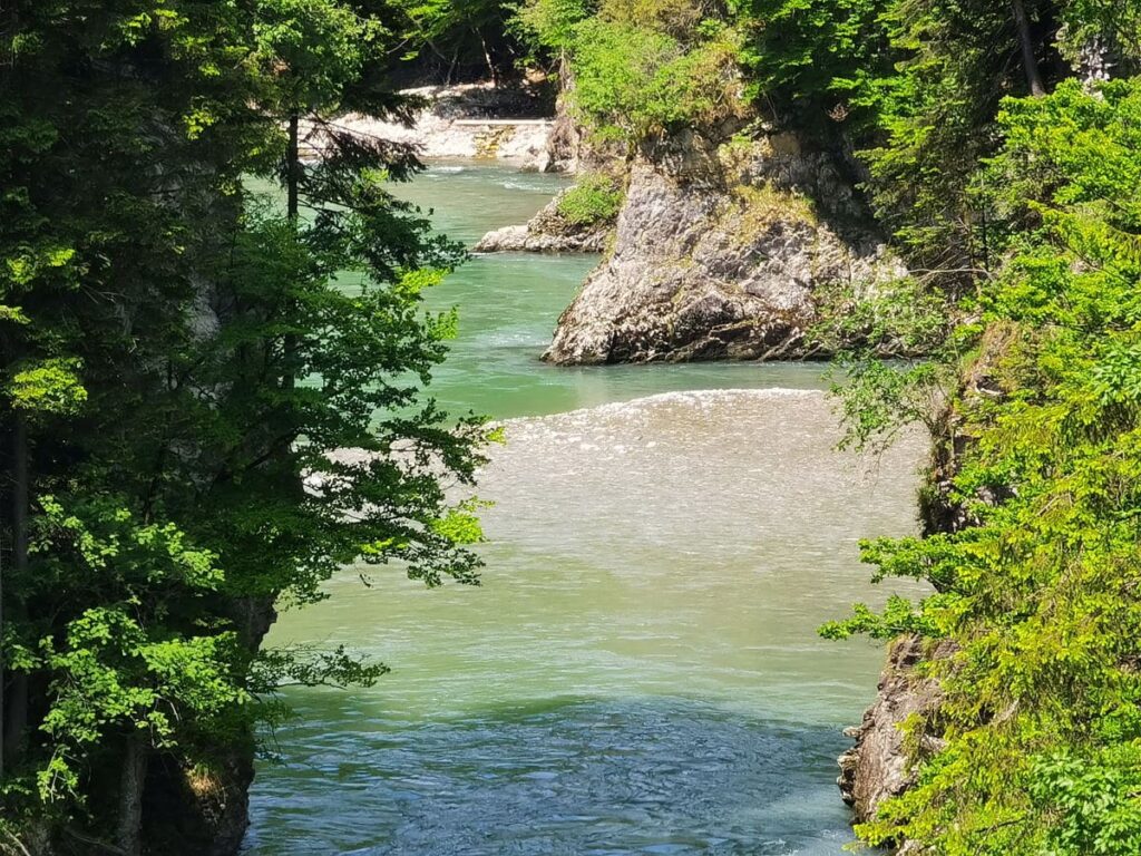 Von der Schmugglerweg Brücke hast du Einblicke in die Entenlochklamm