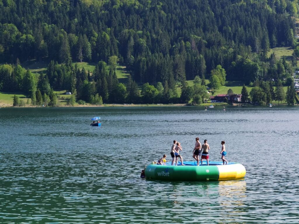 Das Strandbad am Walchsee mit dem Aqua Park - Trampolin im See