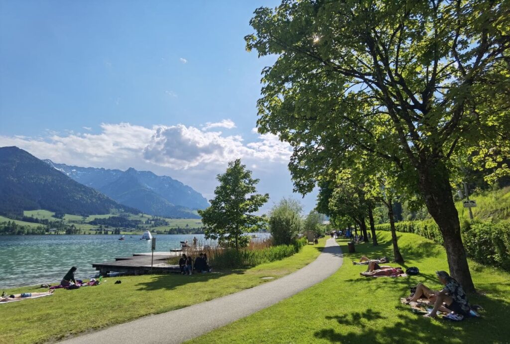 Walchsee Strandbad - Liegewiese, Promenade und Sonnendecks im Wasser