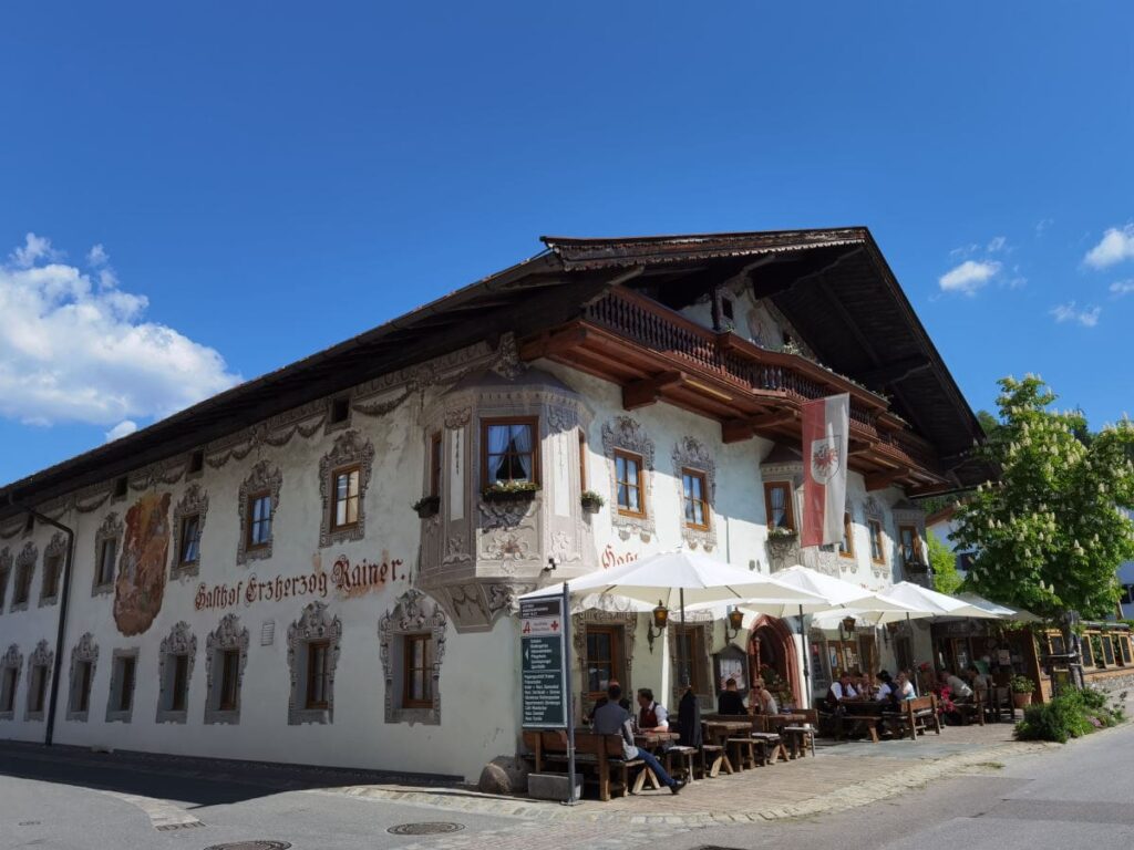 Der Gasthof - herrschaftlich mitten im Ort und eine der Kössen Sehenswürdigkeiten 