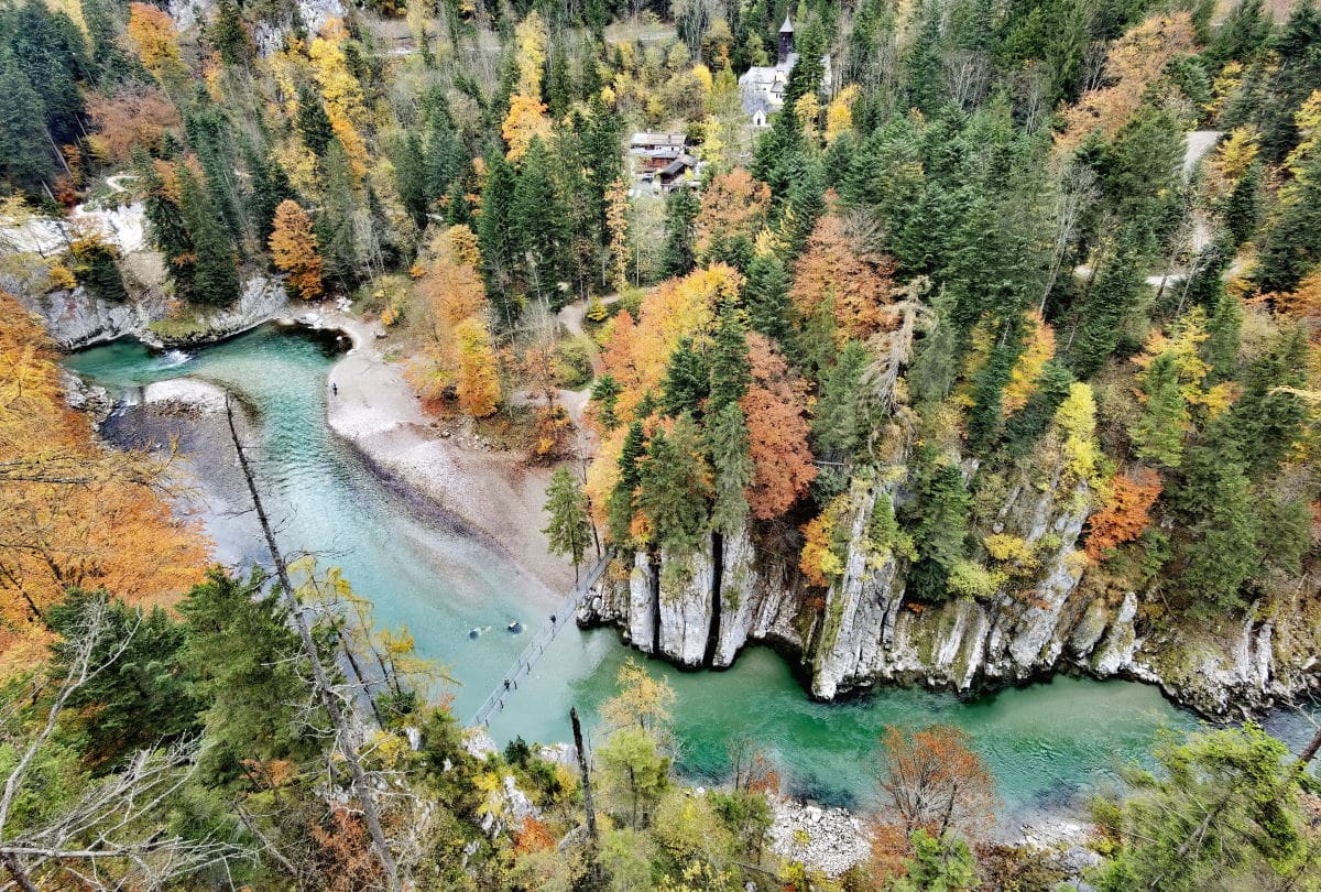 durch die Entenlochklamm in Kössen wandern im Herbst