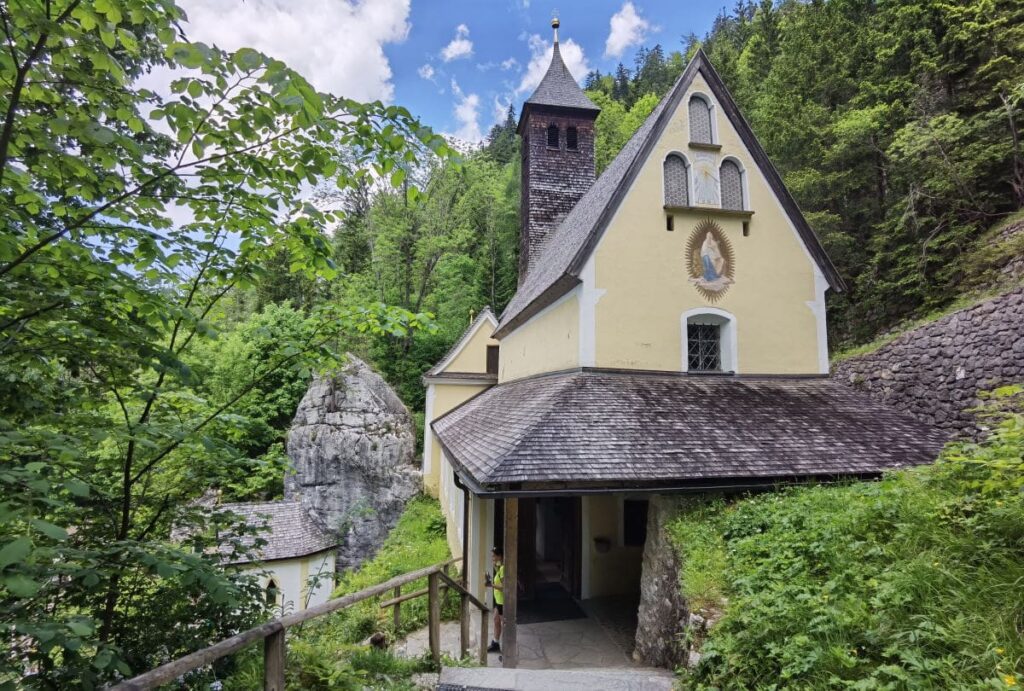 Kössen Sehenswürdigkeiten: Die Wallfahrtskirche mit dem gespaltenen Felsen