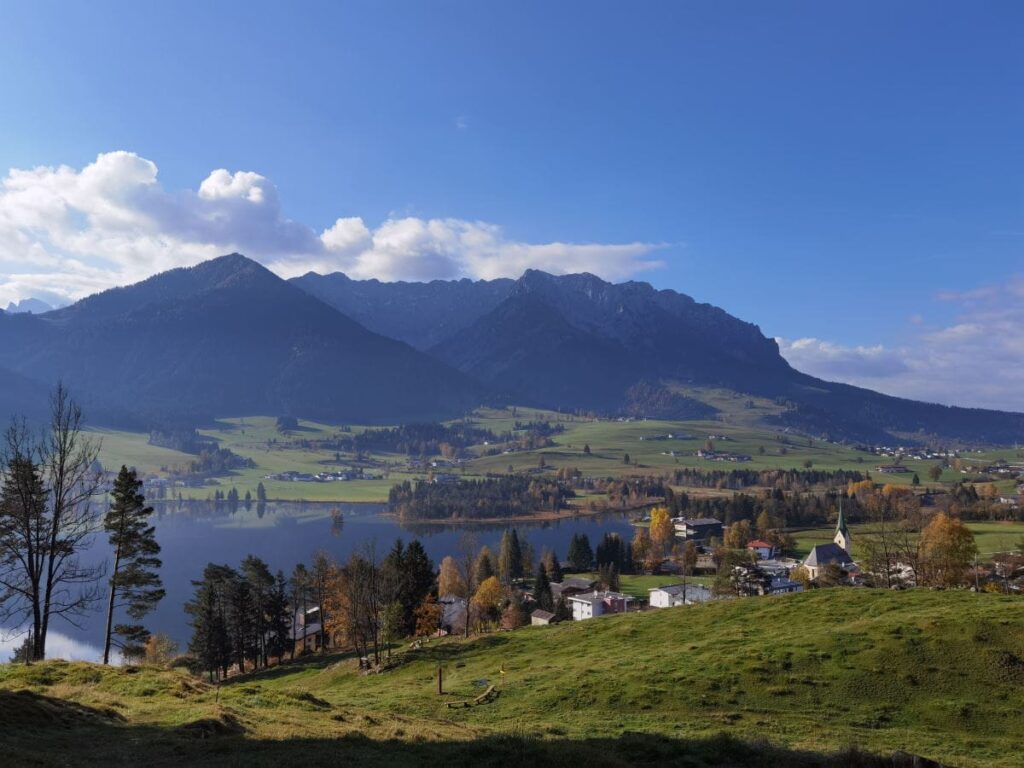 Mit diesem Panorama kannst du am Walchsee wandern - Blick über den Ort, den Walchsee und das Kaisergebirge