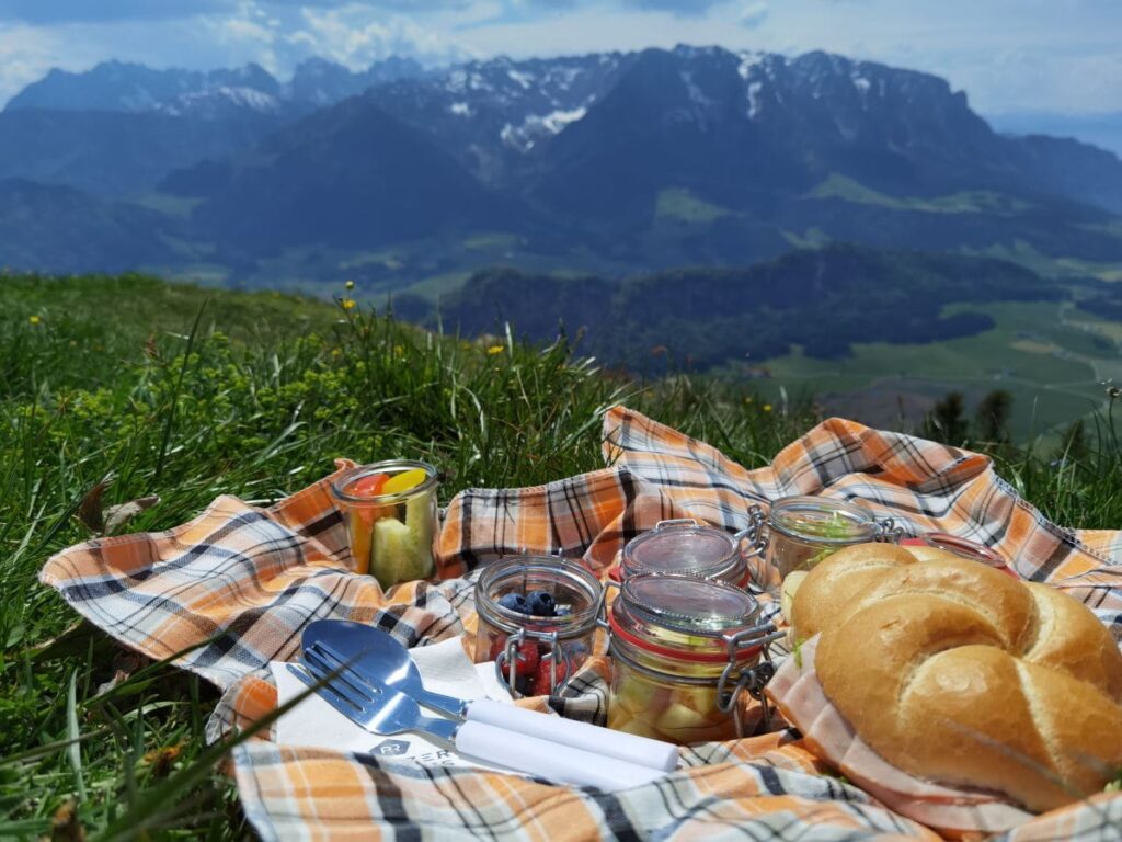 Am Walchsee wandern mit Picknick auf dem Wandberg Gipfel