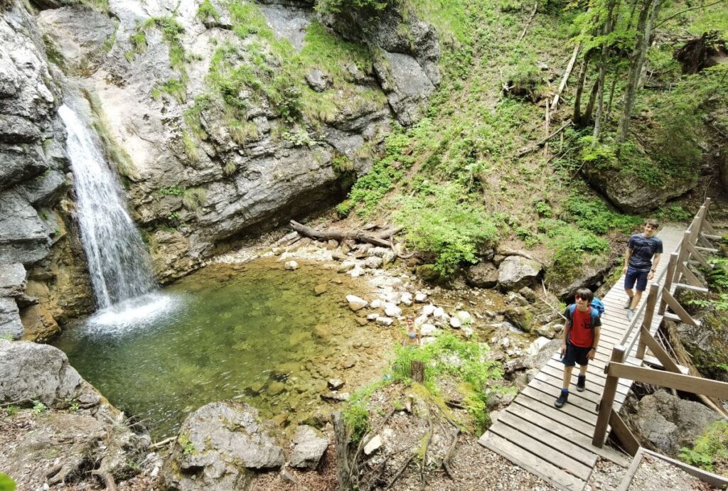 Am Walchsee wandern zum Lochner Wasserfall