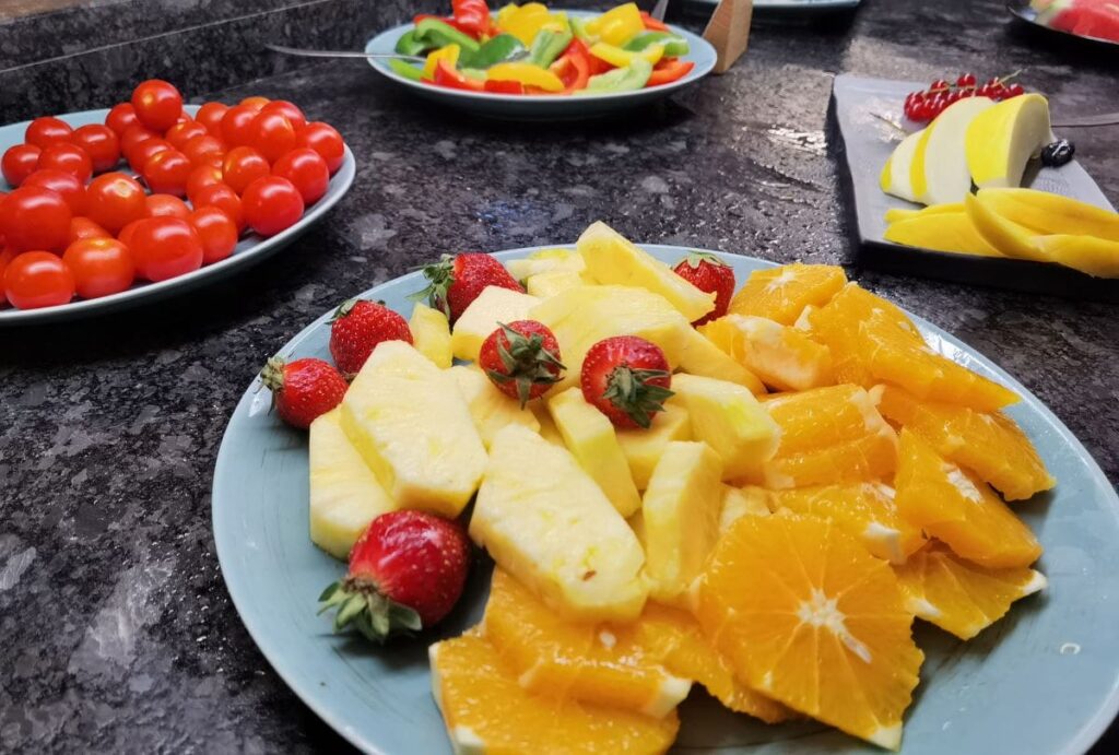 Das Frühstück im Walchsee Hotel mit vielen frischen Früchten, Obst und anderen leckeren Dingen
