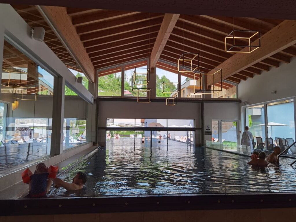 Walchsee Hotel mit Pool - von innen nach außen schwimmen oder lieber in eine der Saunen?