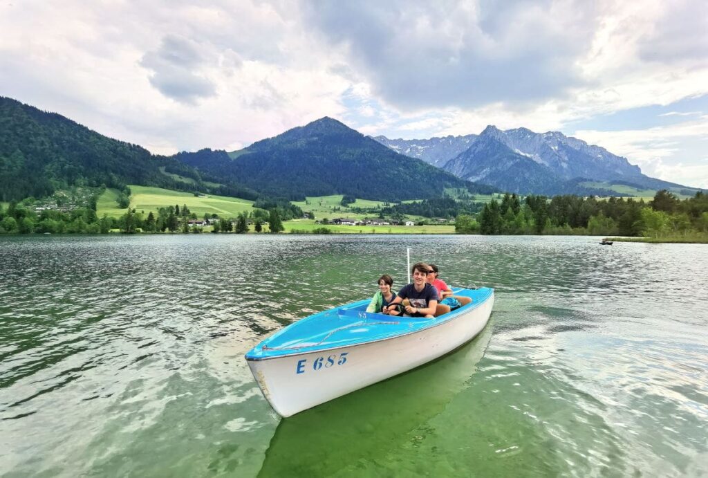 Der Walchsee mit dem Kaisergebirge 