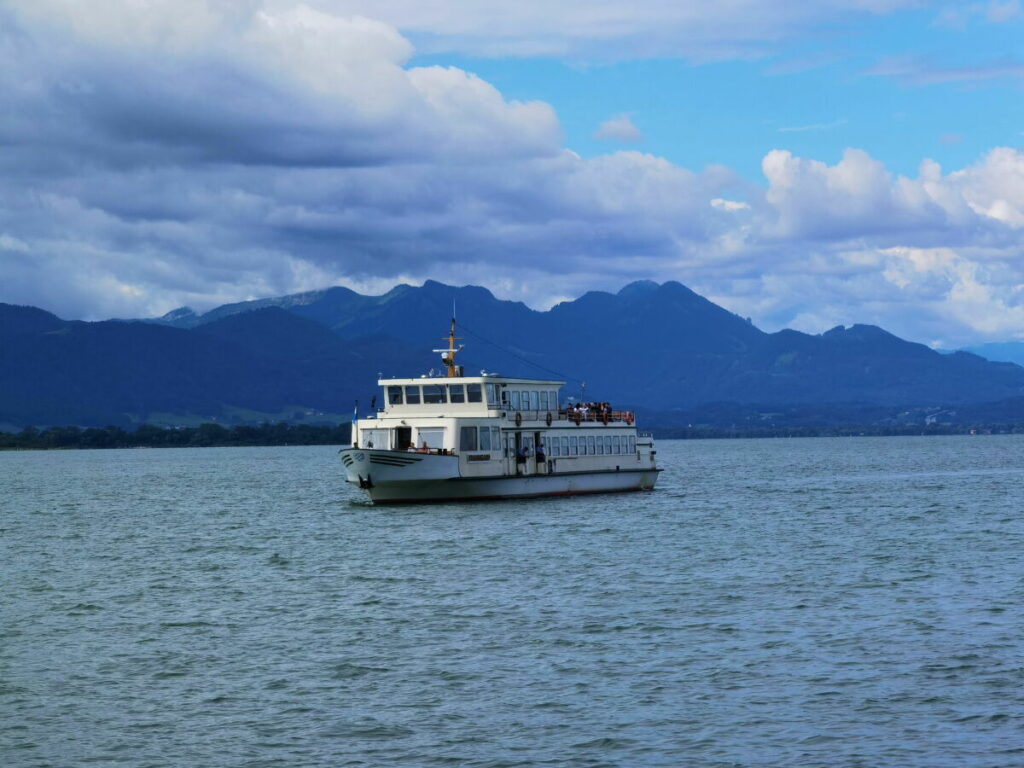 Blick über den Chiemsee auf die Chiemgauer Alpen