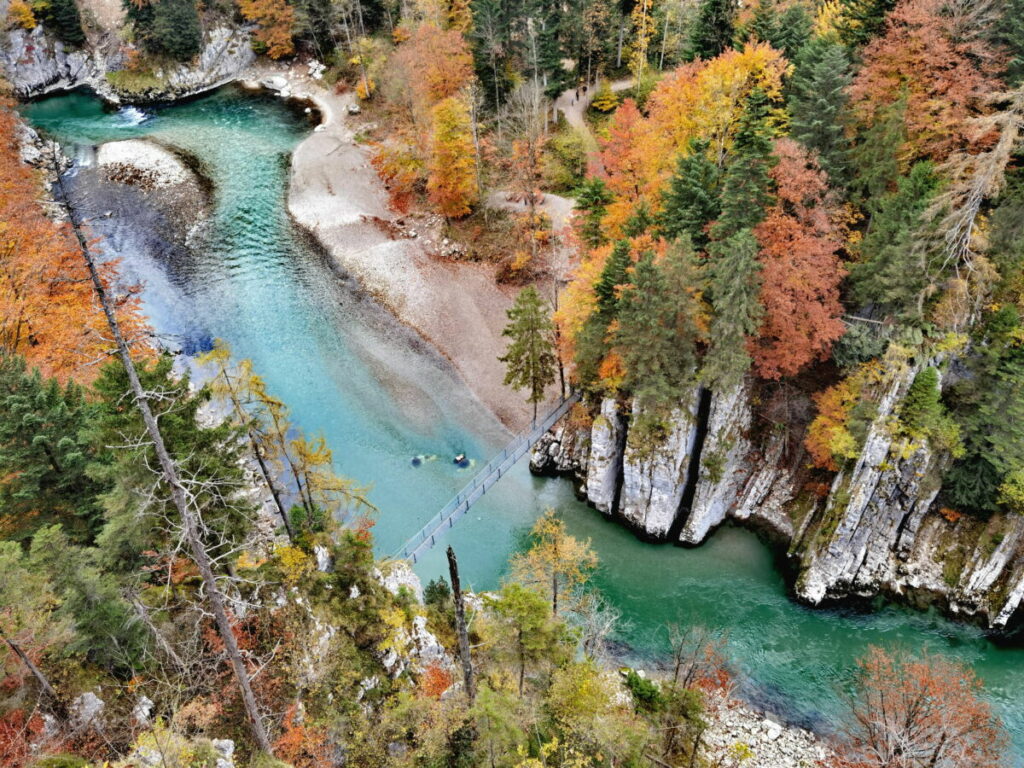 Naturwunder Chiemgauer Alpen im Herbst - die Entenlochklamm mit der Hängebrücke