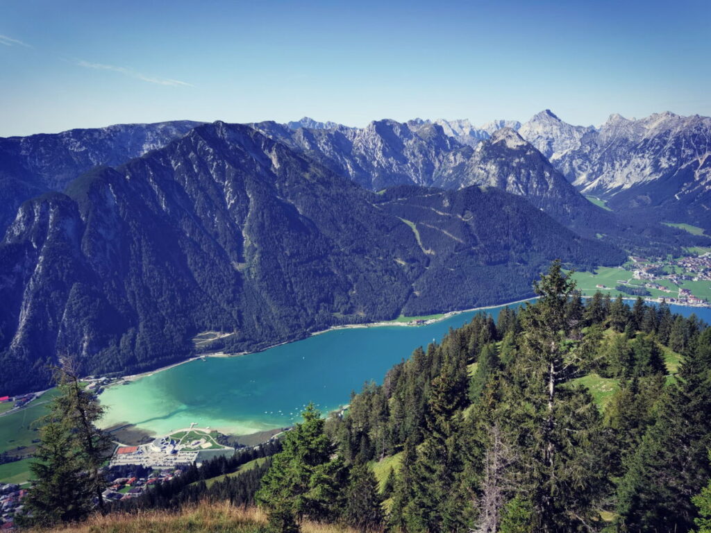 Atemberaubende Bergseen Österreich - der Achensee mit dem Karwendel