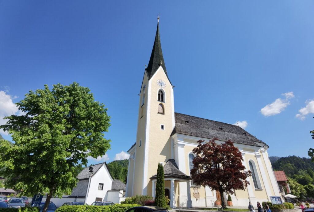 Kirche St. Peter und Paul im Ortszentrum von Kössen