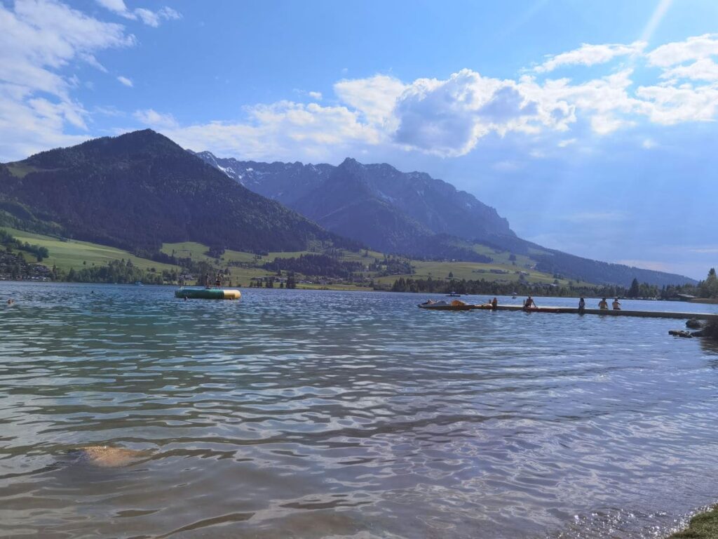 Strandbad Walchsee mit Blick auf das Kaisergebirge