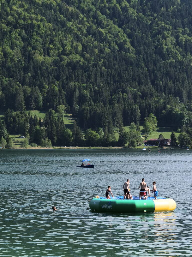 Im Walchsee baden - samt Aquapark mit Trampolin im Wasser