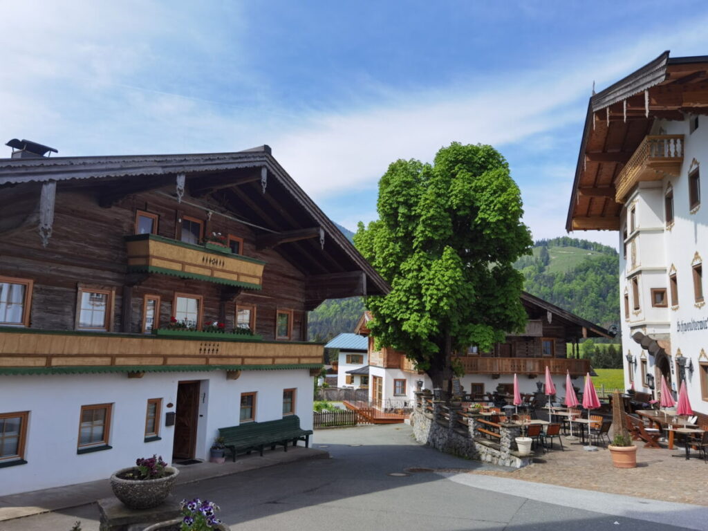 Klein und heimelig: Der historische Ortskern von Schwendt mit Kirche, Schule und Gasthof